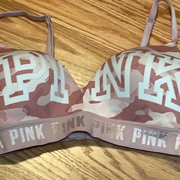 PINK Wear Everywhere Wireless lightly lined bra - Picture 2 of 7